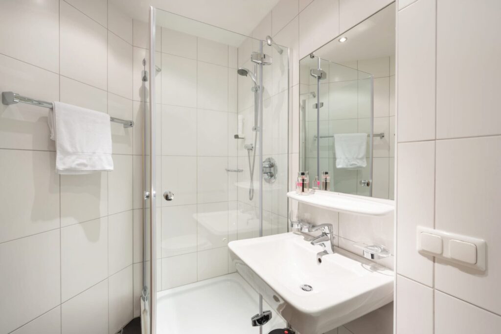 Badezimmer mit Dusche im Appartement La Luna in Obertauern
