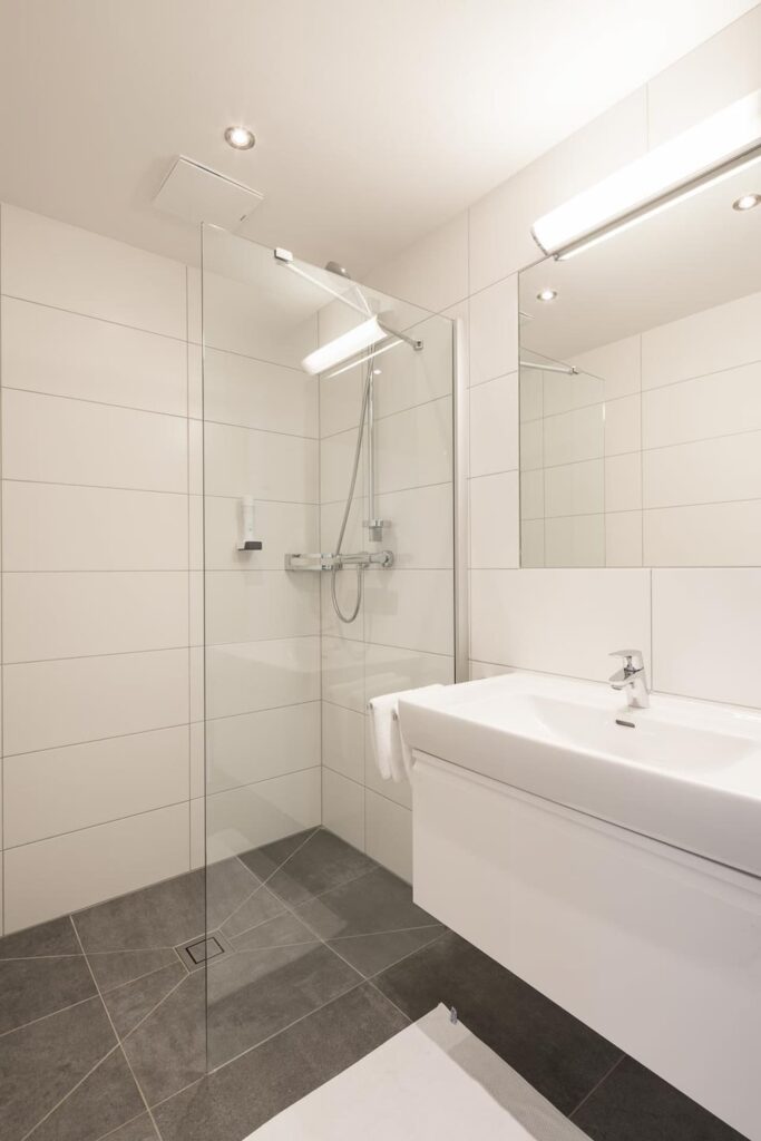 Badezimmer mit Dusche des Appartements La Vita von Insieme Appartements in Obertauern