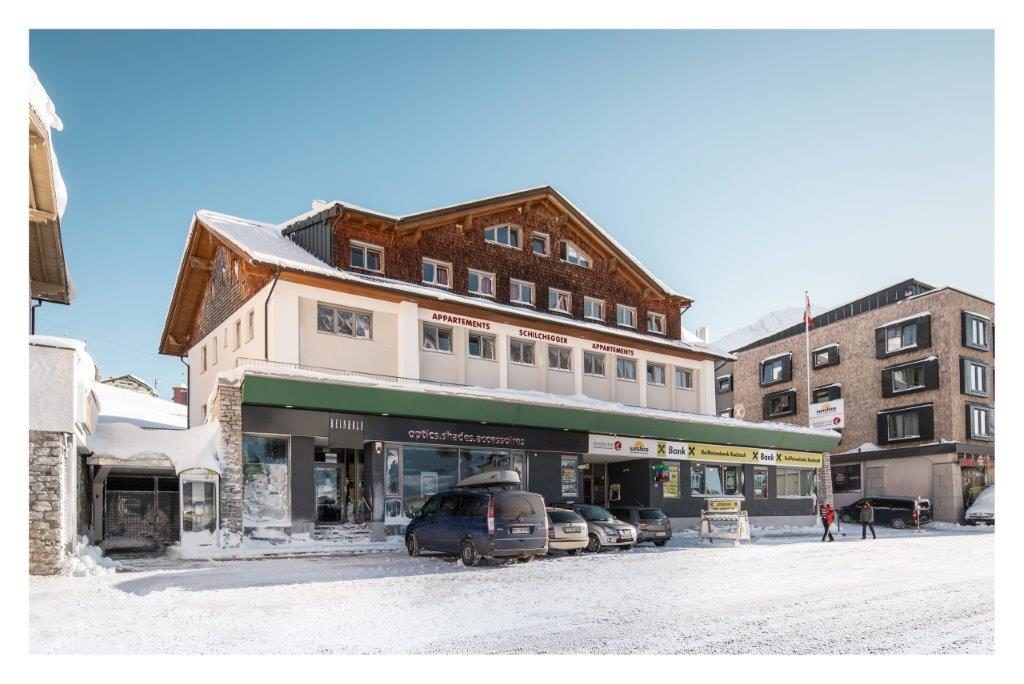 Die Appartements Insieme in Obertauern mitten im Winter mit Schnee auf der Straße.